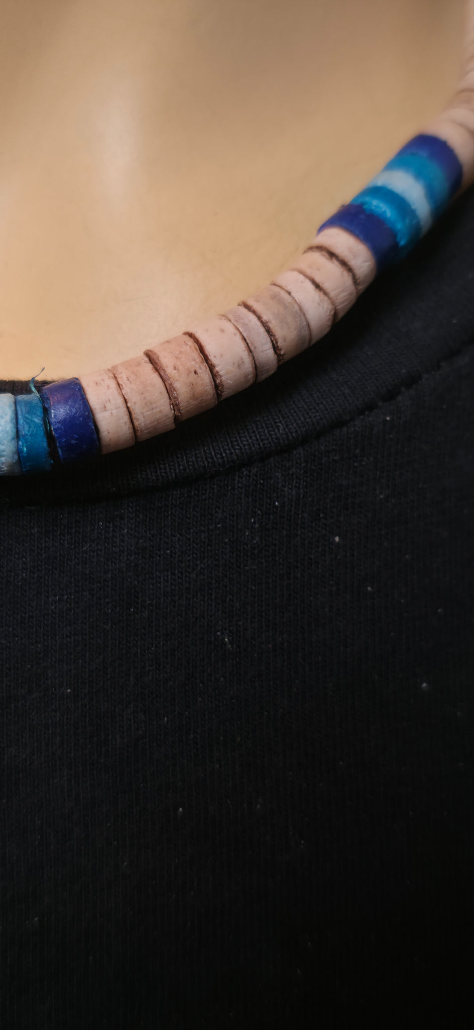 Beige Perlenhalskette mit blauen Akzenten – natürlich & maritim
