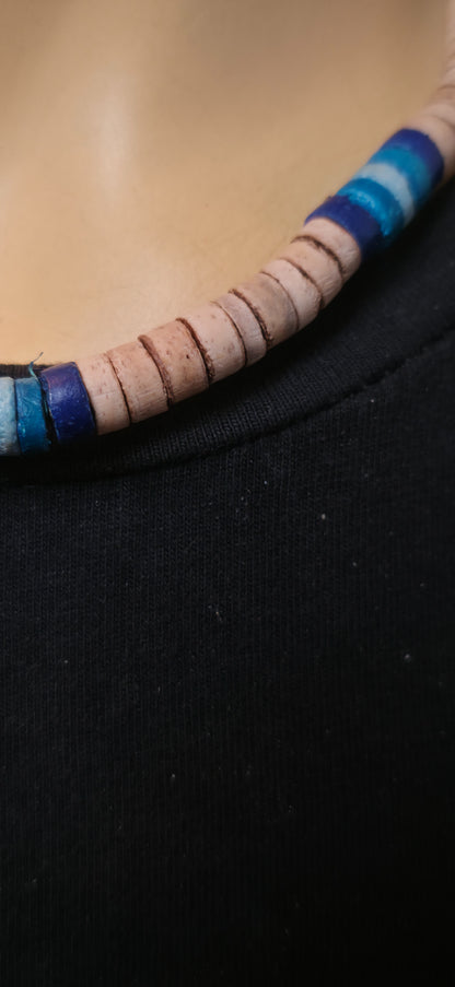 Beige Perlenhalskette mit blauen Akzenten – natürlich & maritim