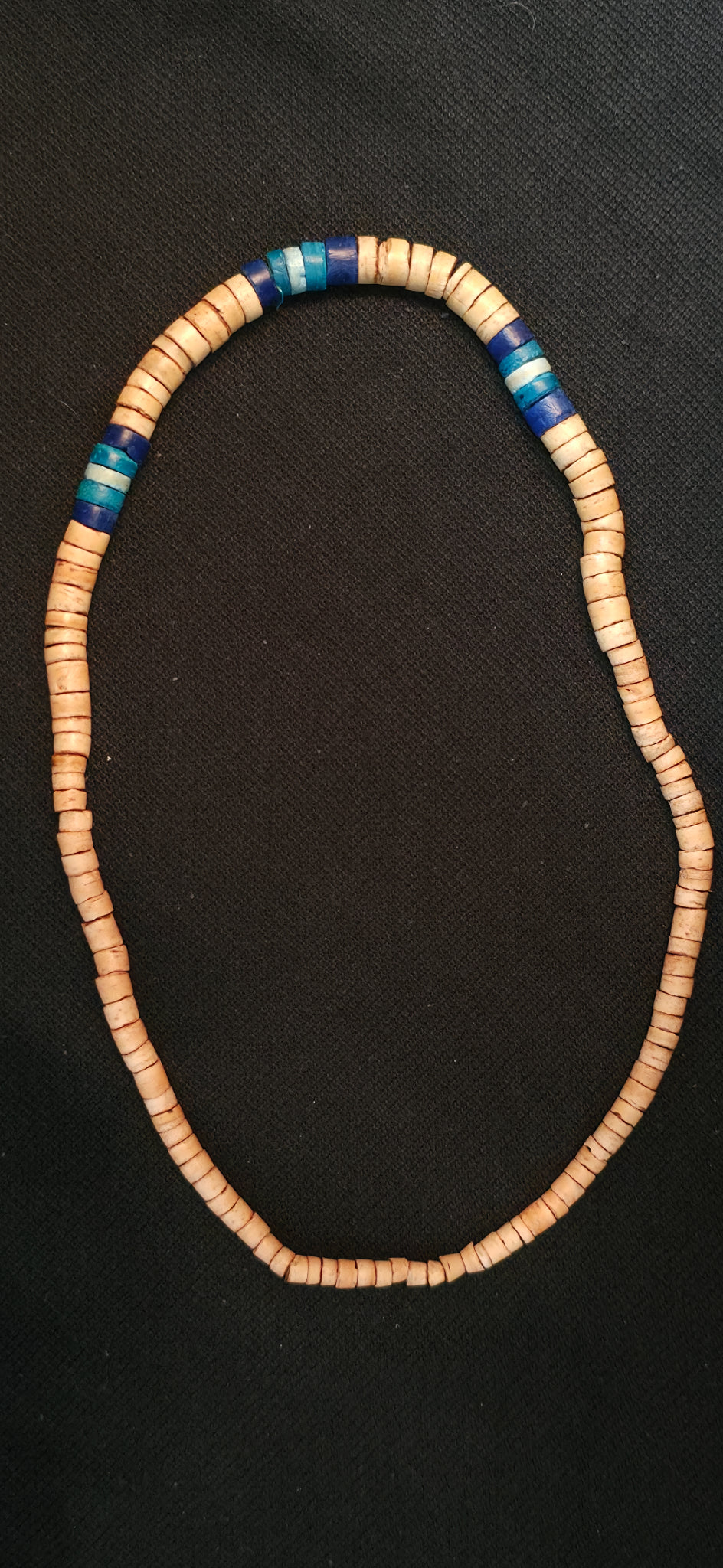 Beige Perlenhalskette mit blauen Akzenten – natürlich & maritim