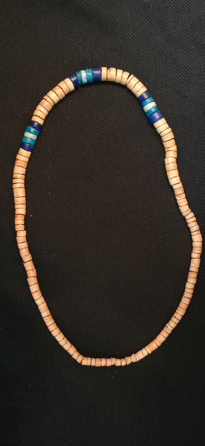 Beige Perlenhalskette mit blauen Akzenten – natürlich & maritim