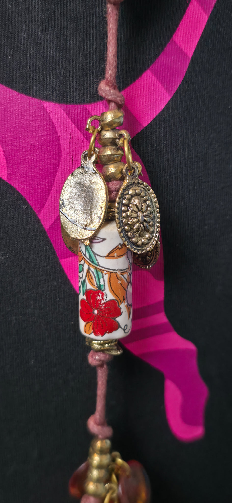 Boho Vintage Halskette mit Anhängern & Holzperlen – verspielt & einzigartig