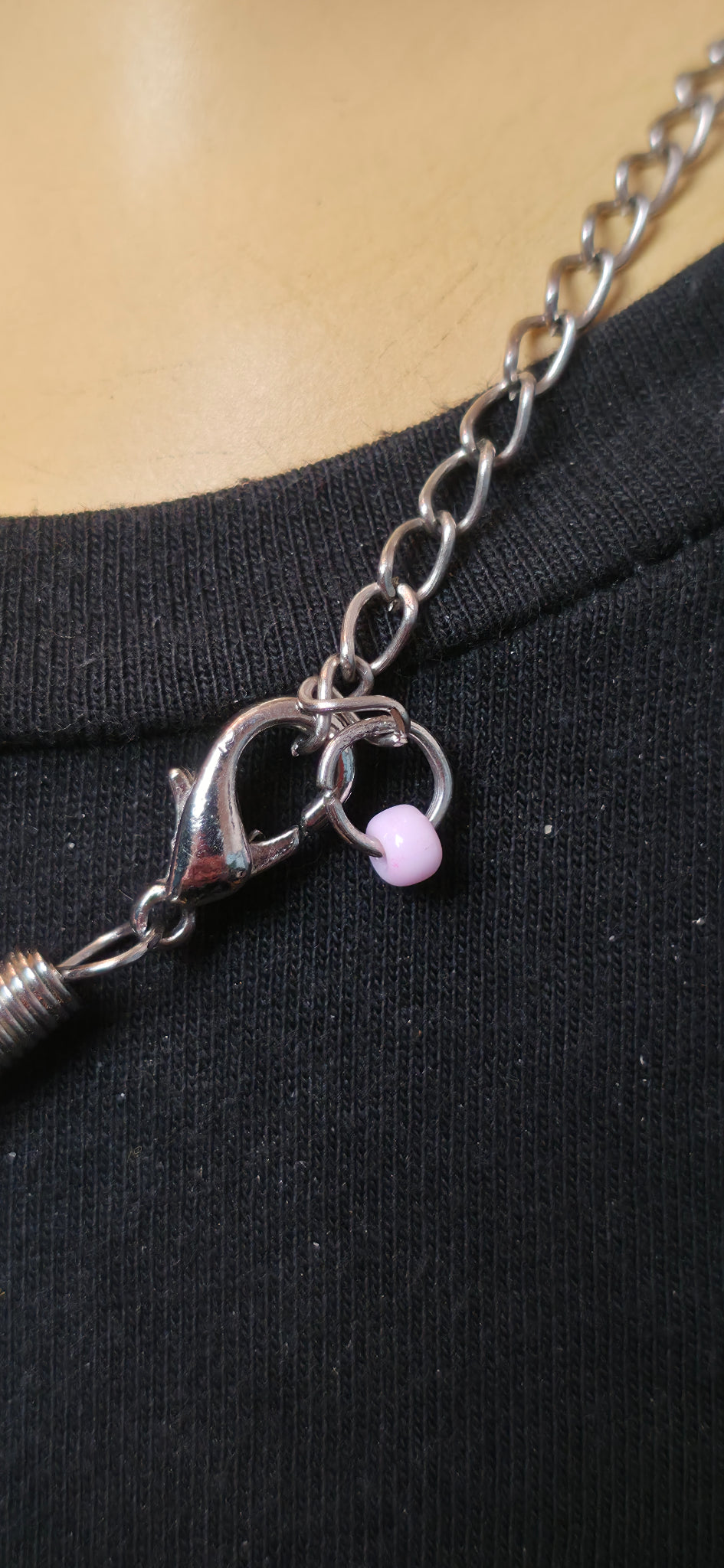 Statement Halskette in Rosa mit Plättchen & Perlen – auffällig & trendy