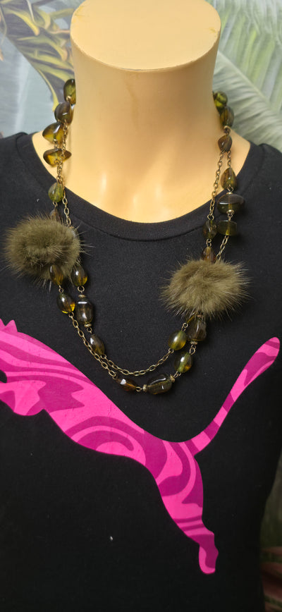 Schwarze Statement Halskette mit Pompons & Perlen – eleganter minimalistischer Look