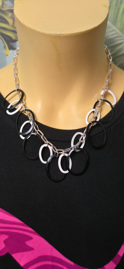 Statement Halskette Grün & Weiß mit Ringen – moderner Trend Schmuck