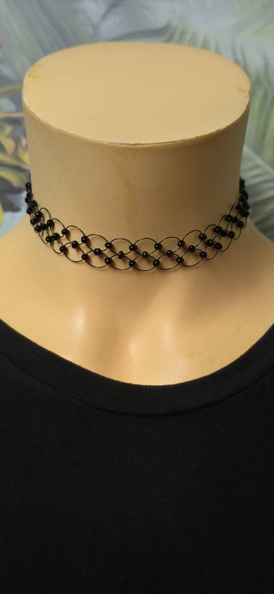 Schwarzer Choker mit Perlenmuster – filigraner Gothic / Vintage Look