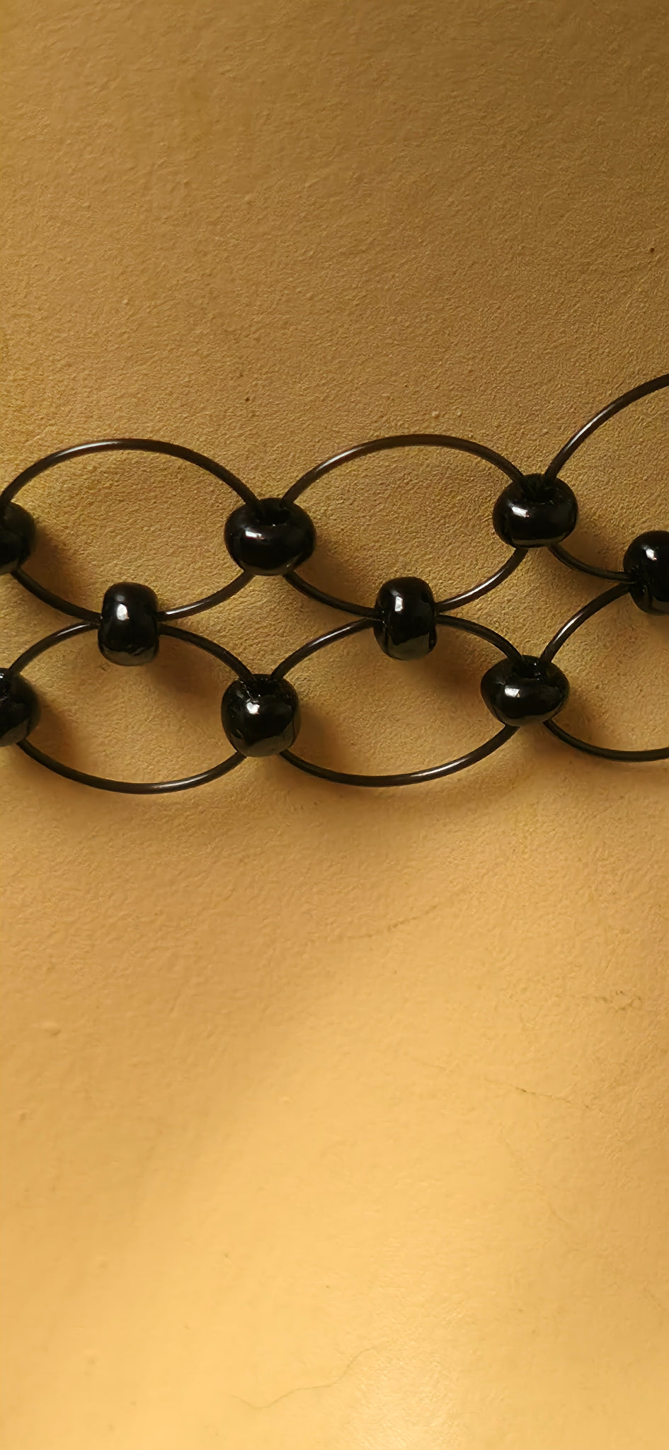 Schwarzer Choker mit Perlenmuster – filigraner Gothic / Vintage Look