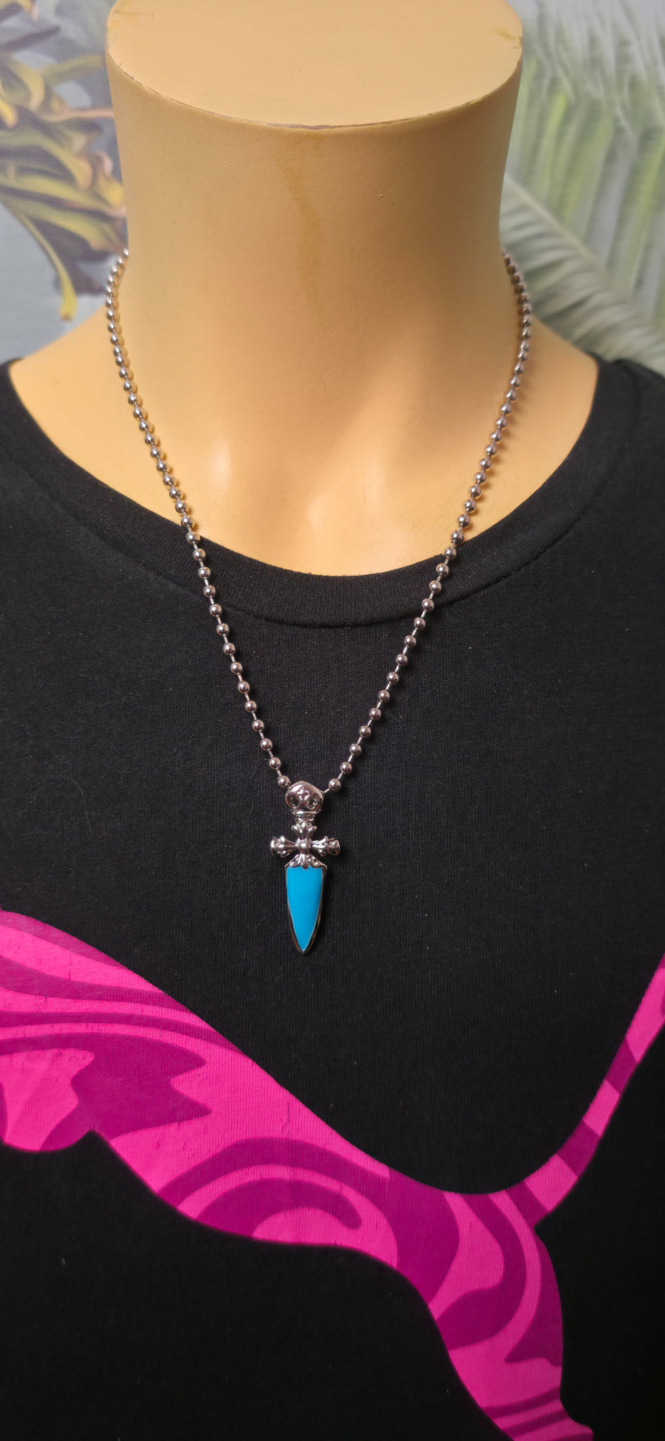 Silberne Kugelhalskette mit blauem Anhänger – edgy Statement Schmuck