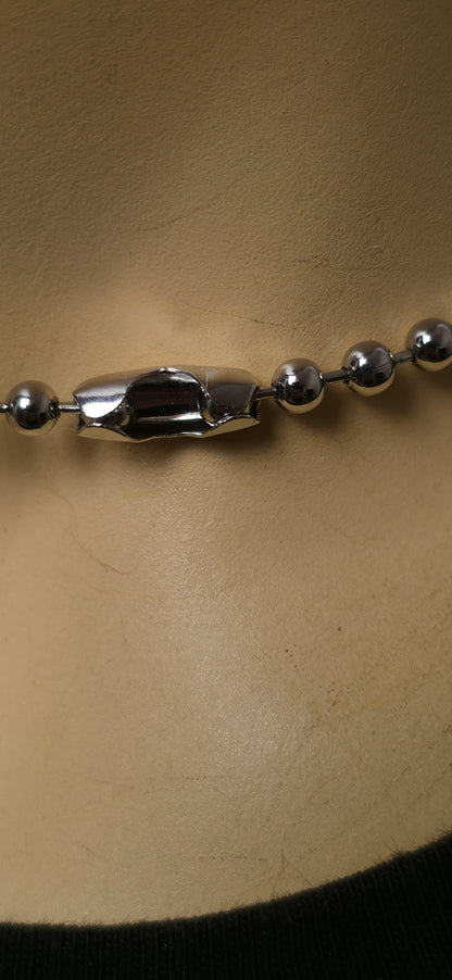 Silberne Kugelhalskette mit blauem Anhänger – edgy Statement Schmuck