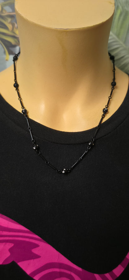 Zarte schwarze Halskette mit Perlen – minimalistischer edgy Look