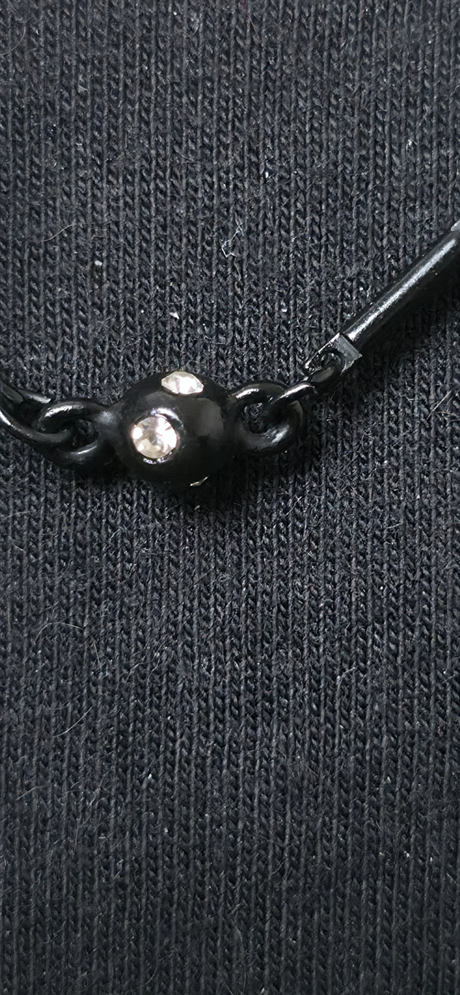 Zarte schwarze Halskette mit Perlen – minimalistischer edgy Look