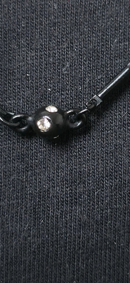 Zarte schwarze Halskette mit Perlen – minimalistischer edgy Look