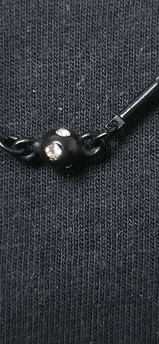 Zarte schwarze Halskette mit Perlen – minimalistischer edgy Look