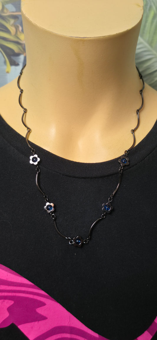Schwarze Vintage Halskette mit Blumen – filigraner eleganter Look