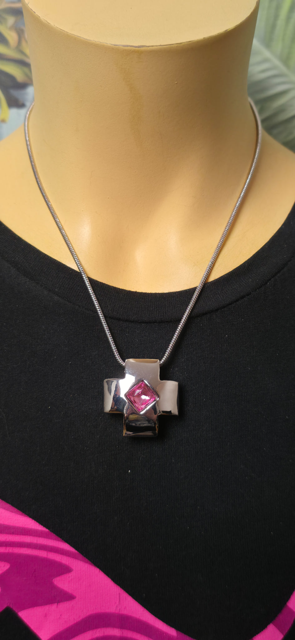 Silberne Halskette mit Kreuz Anhänger & pinkem Stein – eleganter Statement Look