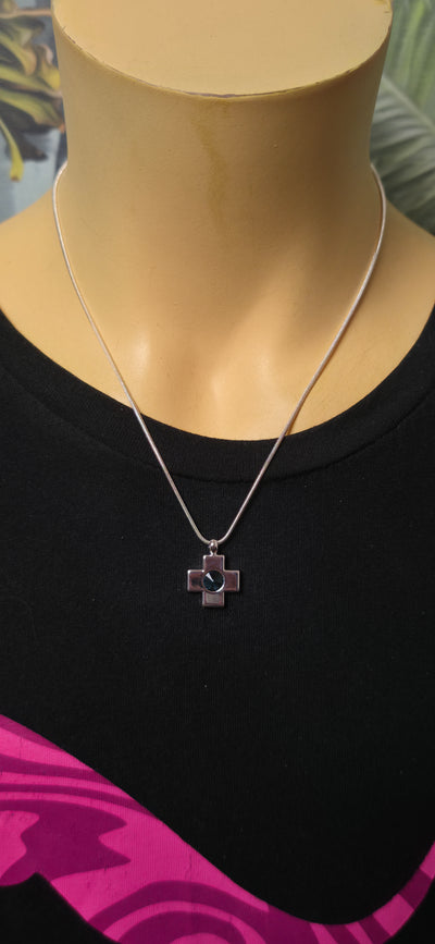 Silberne Halskette mit Kreuz Anhänger – Minimalistischer Stil