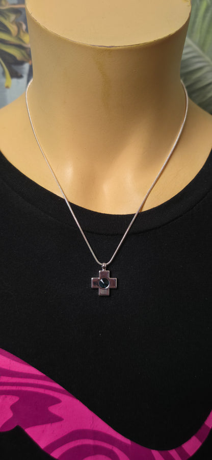 Silberne Halskette mit Kreuz Anhänger – Minimalistischer Stil