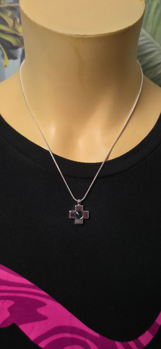 Silberne Halskette mit Kreuz Anhänger – Minimalistischer Stil