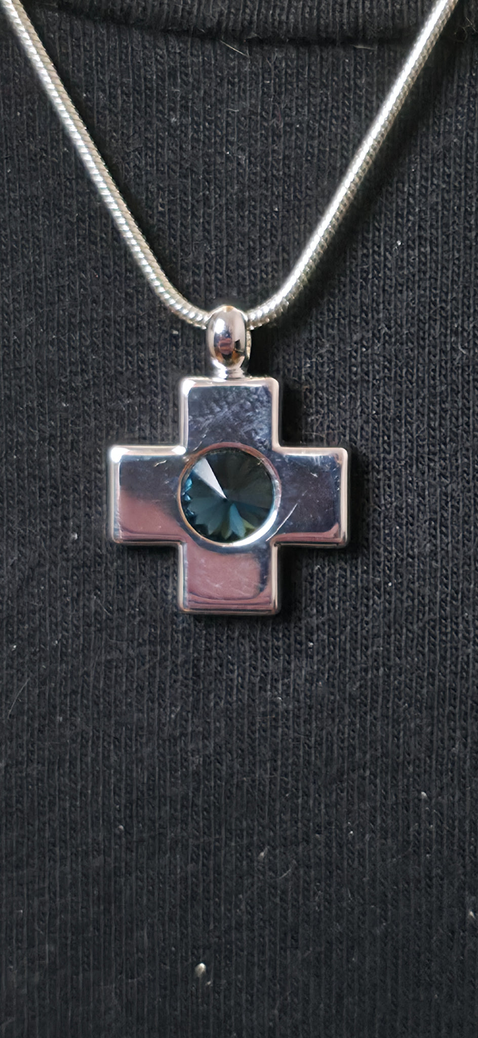Silberne Halskette mit Kreuz Anhänger – Minimalistischer Stil