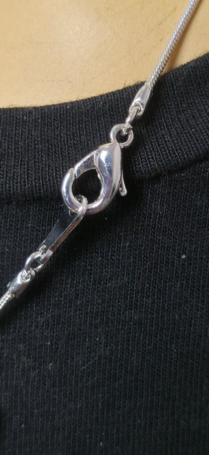 Silberne Halskette mit Kreuz Anhänger – Minimalistischer Stil