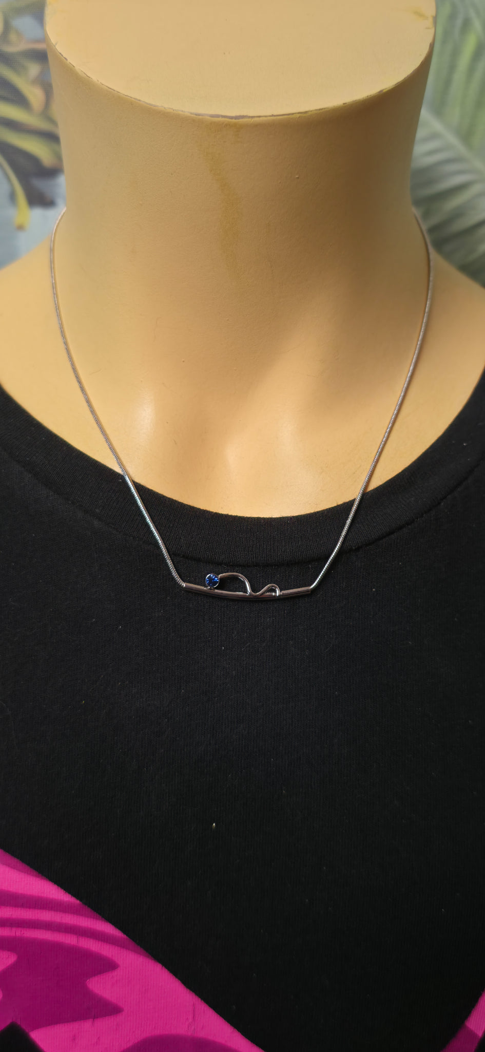 Minimalistische Silber Halskette mit geschwungenem Element & blauem Stein