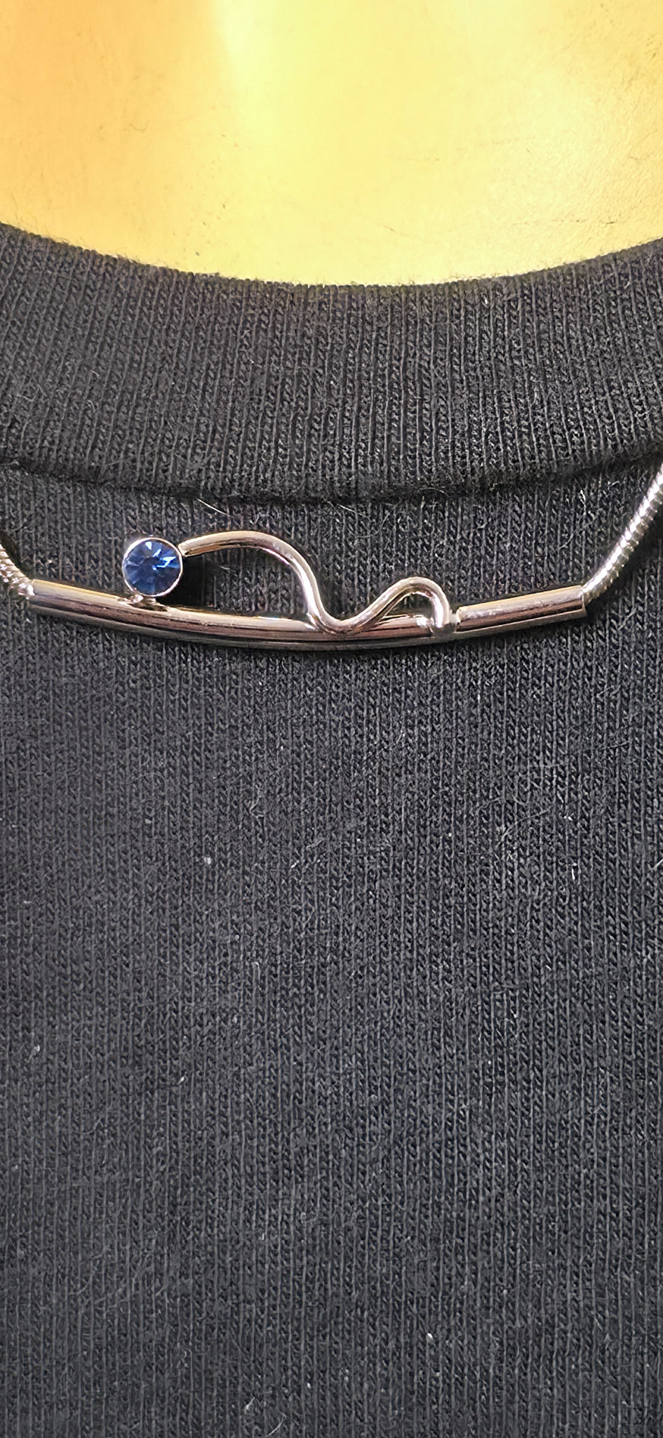 Minimalistische Silber Halskette mit geschwungenem Element & blauem Stein