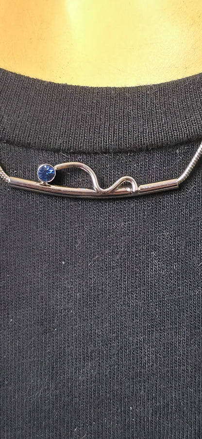 Minimalistische Silber Halskette mit geschwungenem Element & blauem Stein
