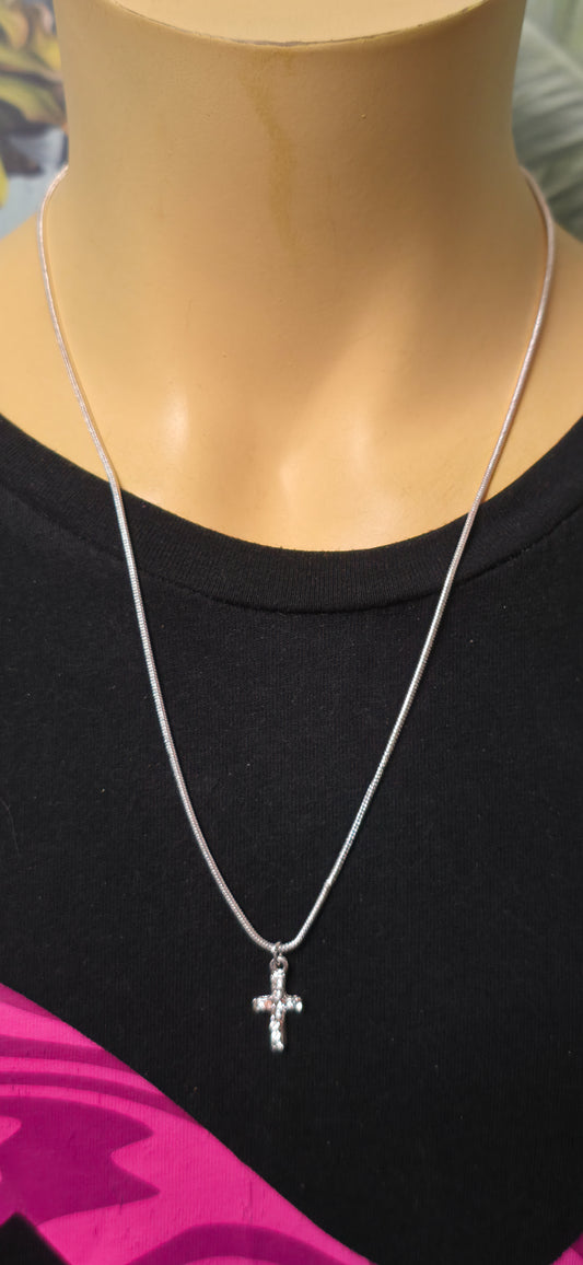 Feine Silber farbige Halskette mit funkelndem Kreuz Anhänger – eleganter Basic Schmuck