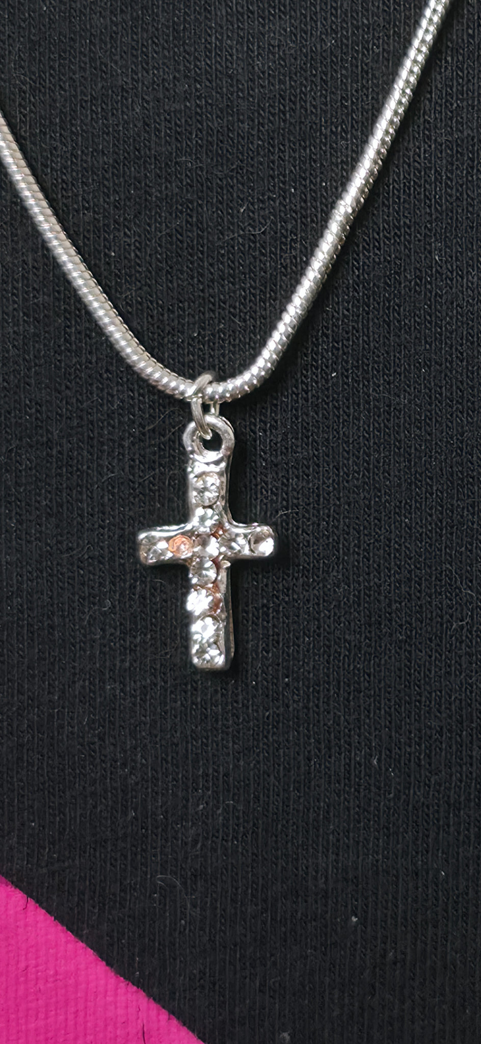 Feine Silber farbige Halskette mit funkelndem Kreuz Anhänger – eleganter Basic Schmuck