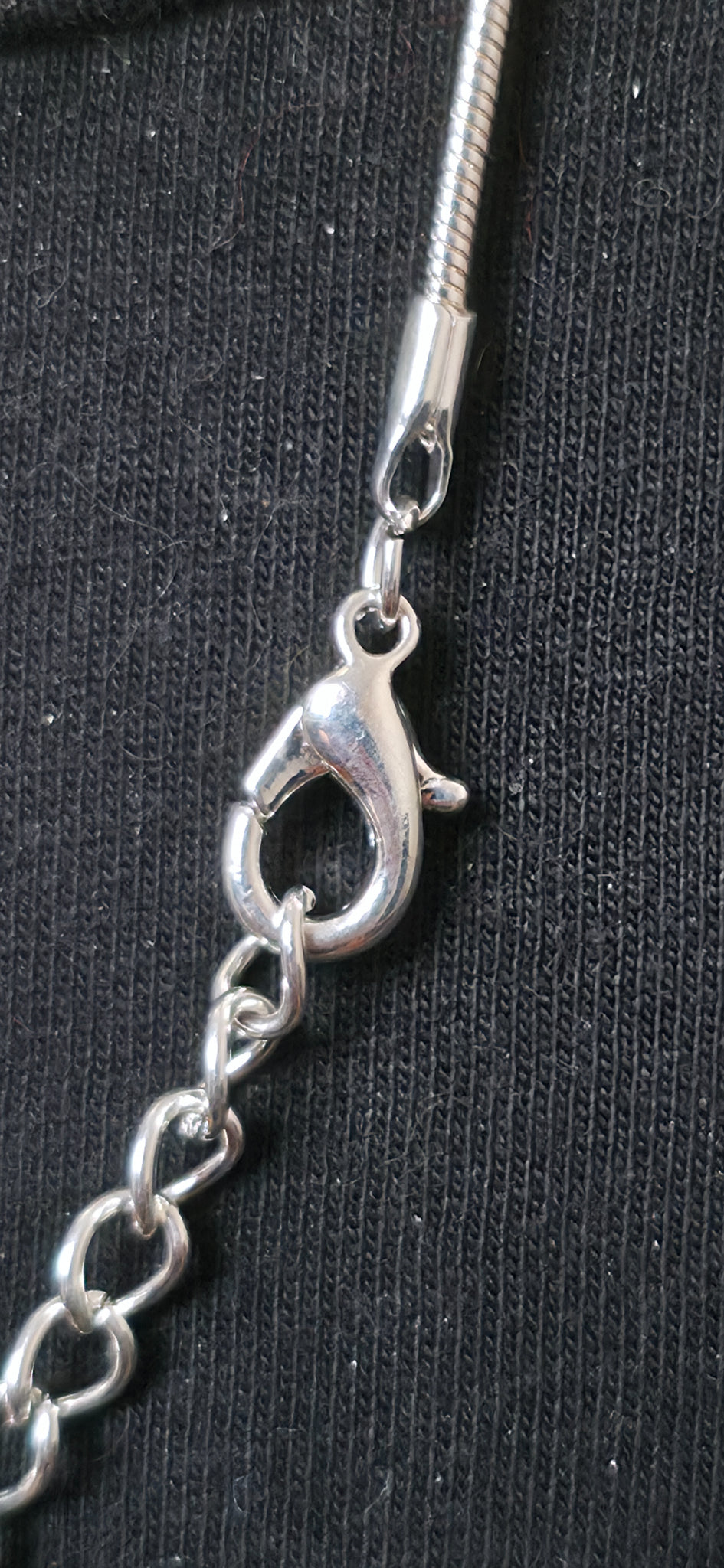 Feine Silber farbige Halskette mit funkelndem Kreuz Anhänger – eleganter Basic Schmuck