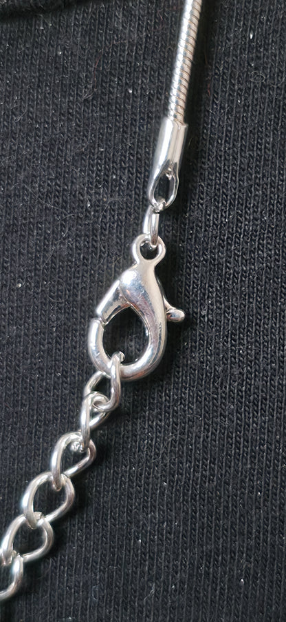 Feine Silber farbige Halskette mit funkelndem Kreuz Anhänger – eleganter Basic Schmuck