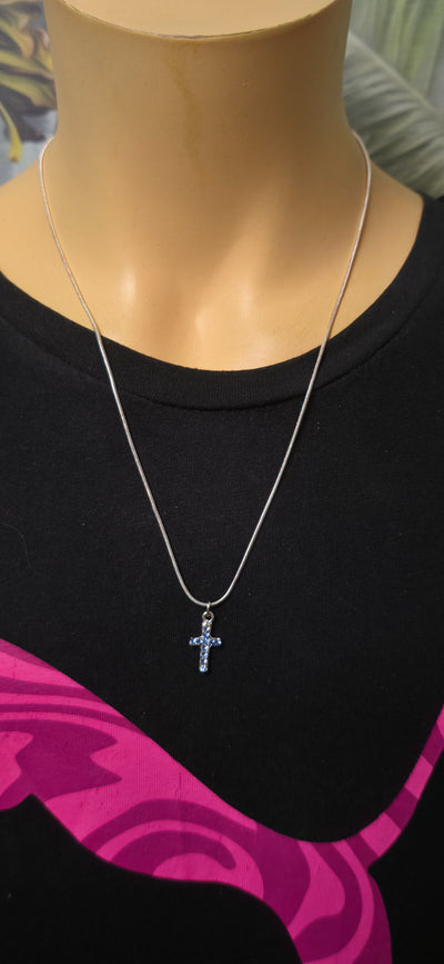 Zarte Silber farbige Halskette mit schwarzem Kreuz Anhänger – eleganter minimalistischer Look