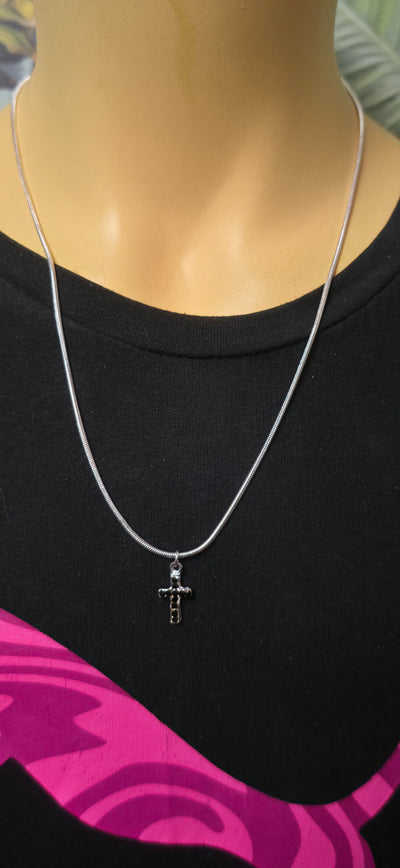 Zarte Silber farbige Halskette mit funkelndem Kreuz Anhänger – zeitlos & elegant