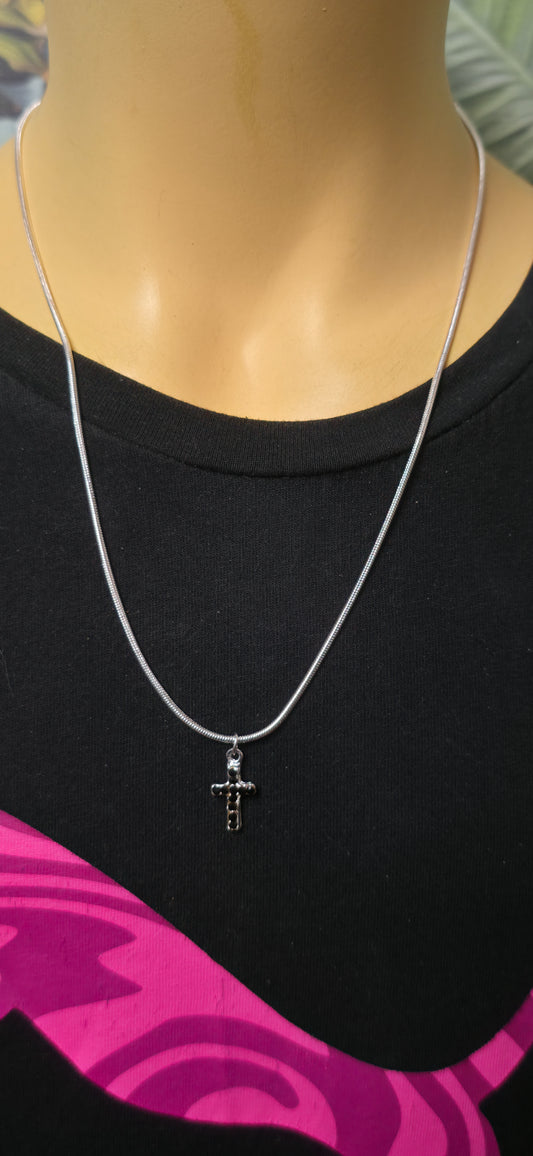 Zarte Silber farbige Halskette mit funkelndem Kreuz Anhänger – zeitlos & elegant