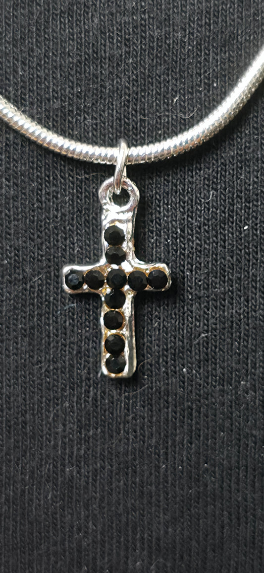Zarte Silber farbige Halskette mit funkelndem Kreuz Anhänger – zeitlos & elegant