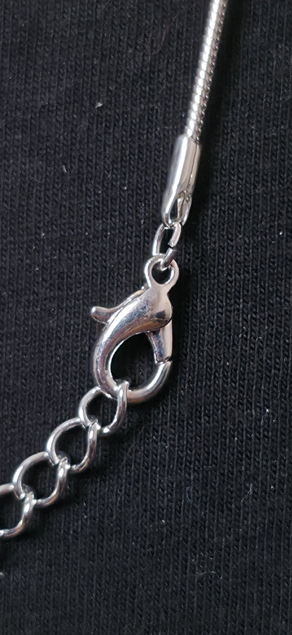 Moderne Silber farbige Halskette mit abstraktem Anhänger – minimalistischer Statement Look