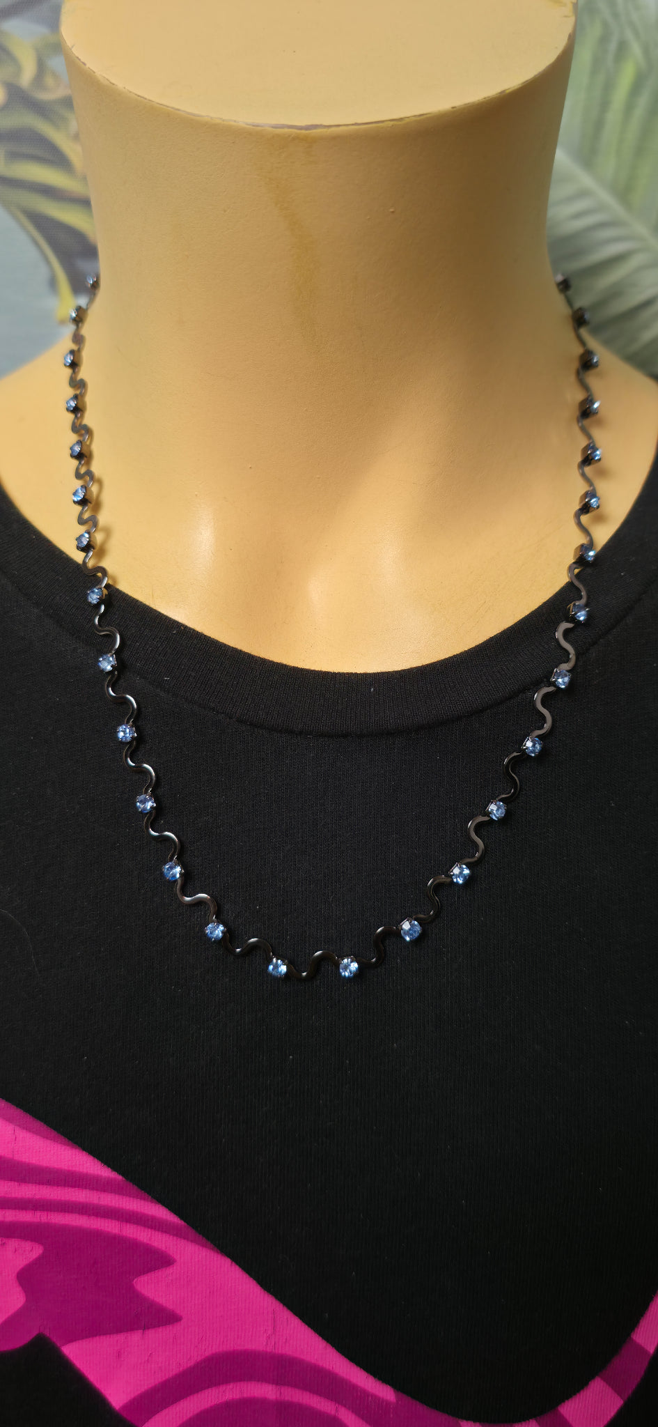 Schwarze Halskette mit blauen Steinen – zart & modern