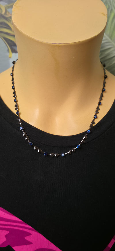 Schwarze Herz Halskette mit blauen Steinen – süß & trendy