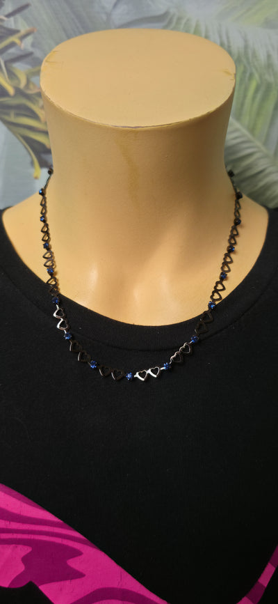 Schwarze Halskette mit blauen Strasssteinen – elegant & minimal