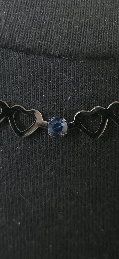 Schwarze Halskette mit blauen Strasssteinen – elegant & minimal
