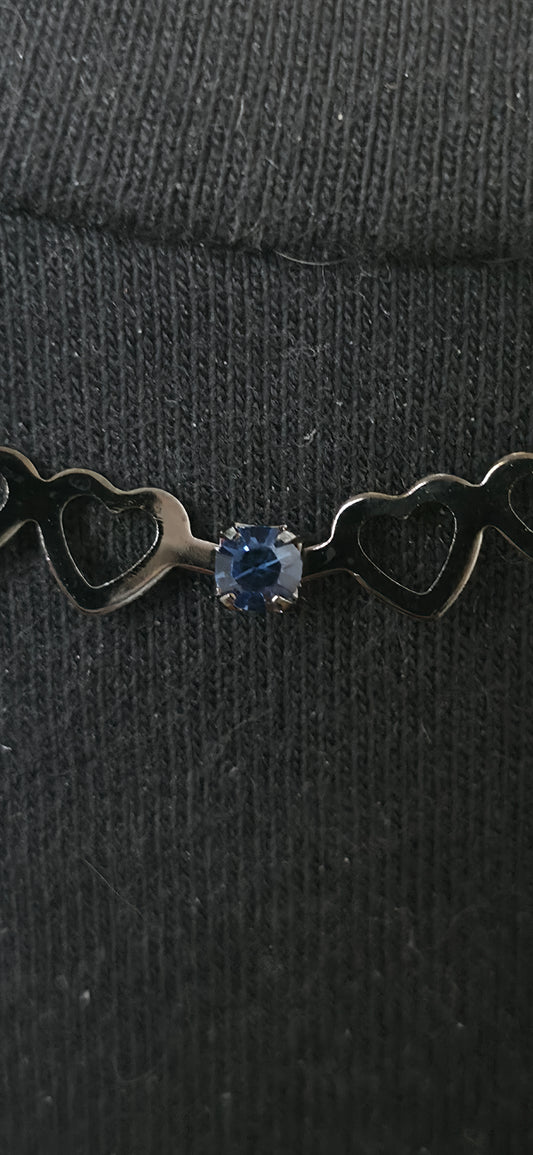 Schwarze Halskette mit blauen Strasssteinen – elegant & minimal