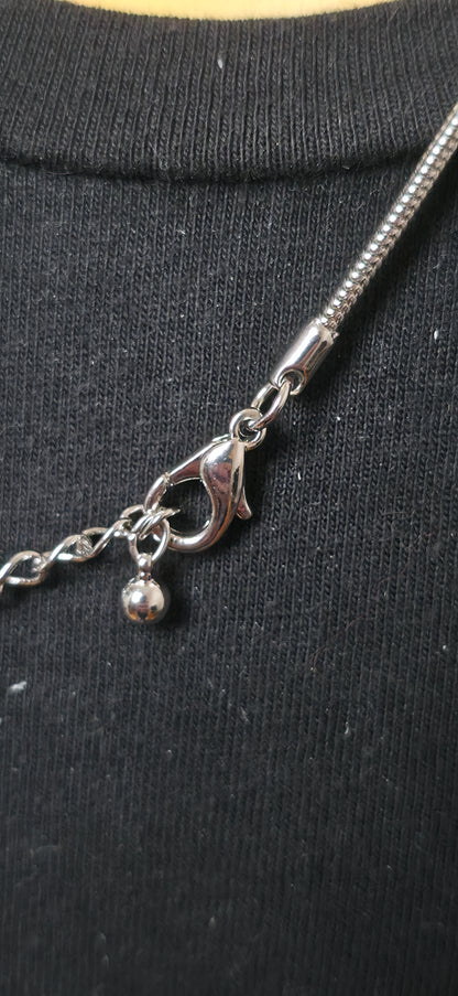 Silberne Halskette mit einem Plus Anhänger