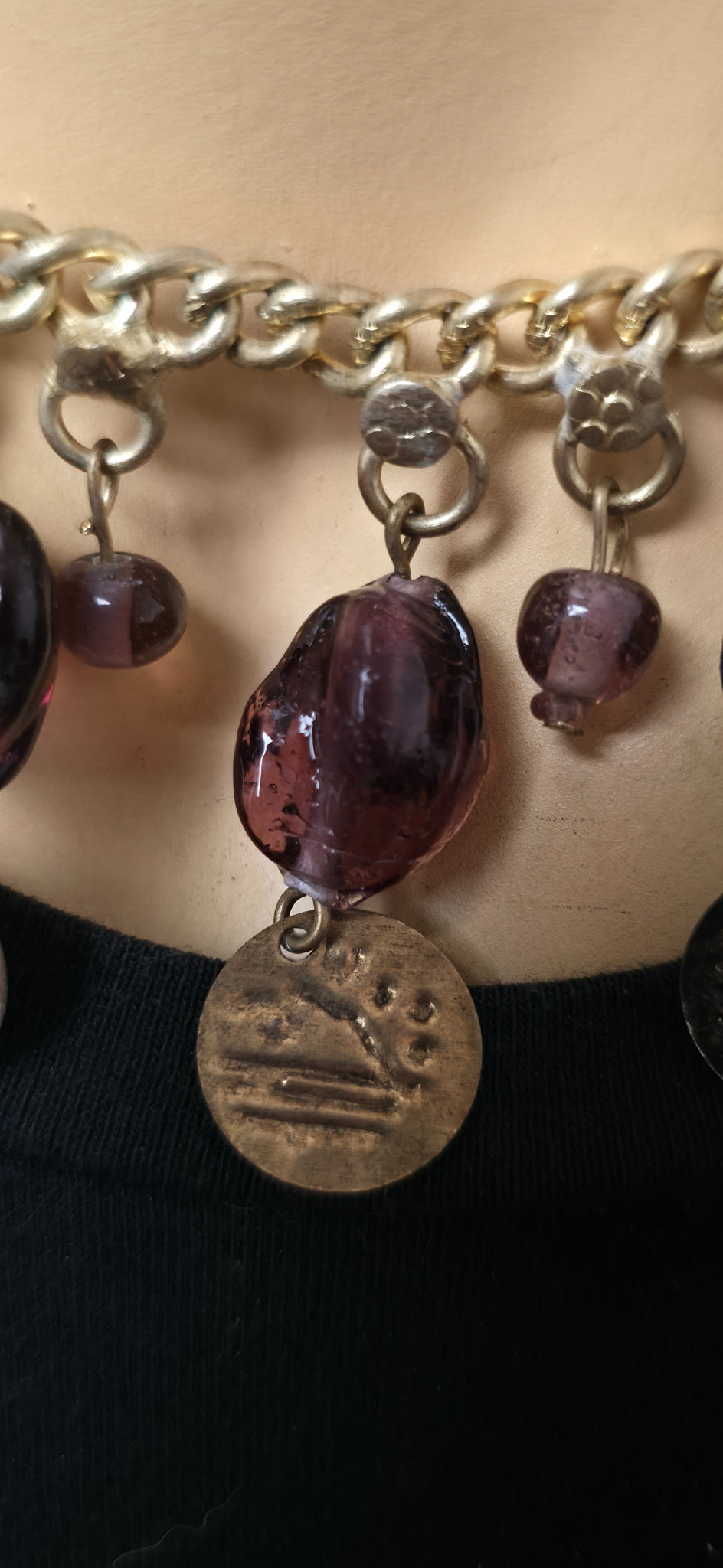 Goldene Statement Halskette mit Orange braunen Perlen & Anhängern – Boho Vintage Style