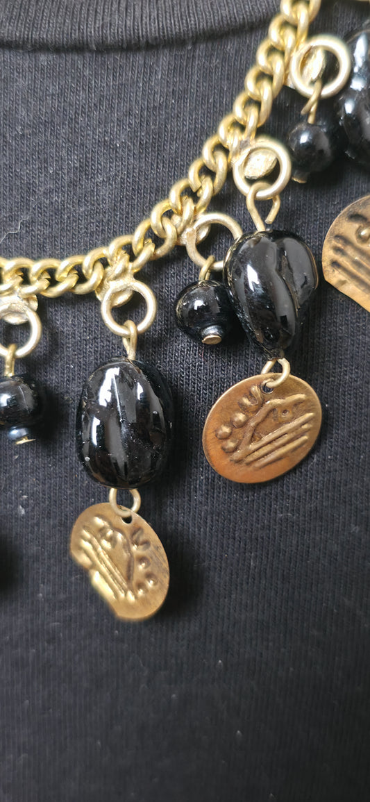Goldene Statement Halskette mit Schwarzen Perlen & Anhängern – Boho Vintage Style
