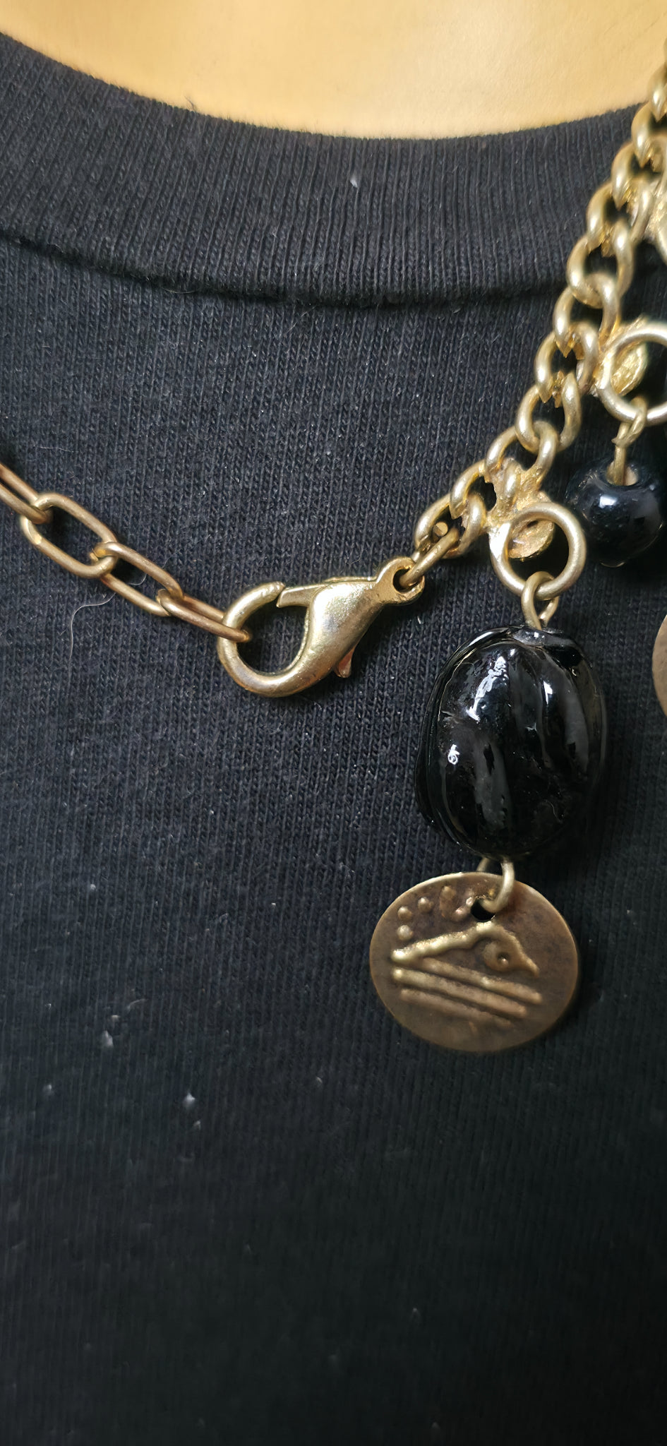 Goldene Statement Halskette mit Schwarzen Perlen & Anhängern – Boho Vintage Style
