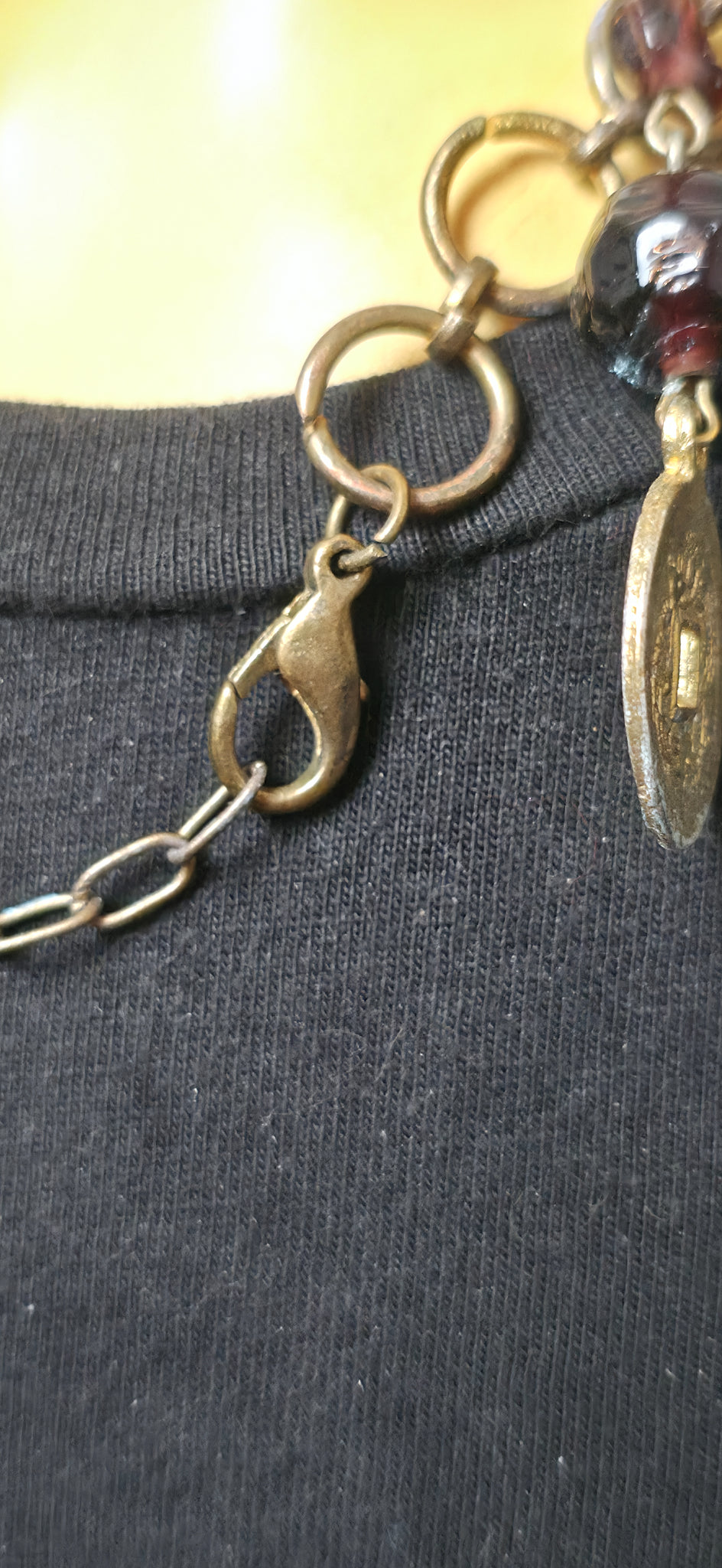 Goldene Statement Halskette mit Münzen & Lila Perlen – Boho Ethno Style