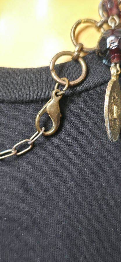 Goldene Statement Halskette mit Münzen & Lila Perlen – Boho Ethno Style