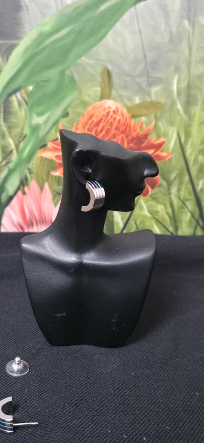 Silberne Creolen mit Linien Design – Moderne Statement Ohrringe